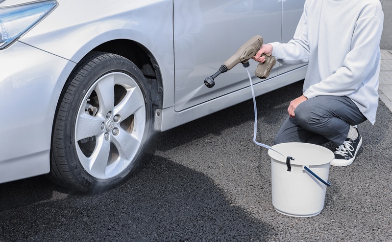 充電式ハンディウォッシャー JHW-102 ペールブラウン ハンディウォッシャー 軽量 充電式 コードレス コンパクト ショートノズル ブラシ付ヘッド 洗剤使用可 ペットボトル バケツ 給水 掃除 アイリスオーヤマ