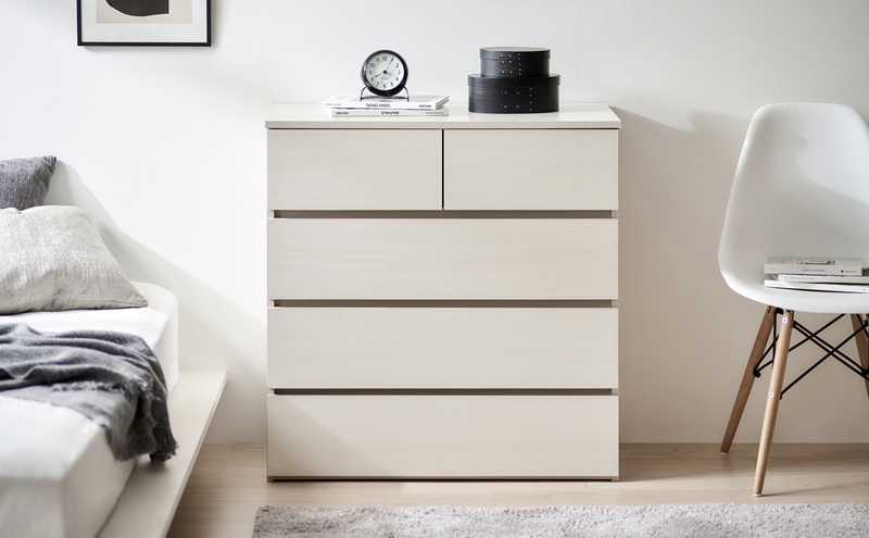 組立簡単ウッドチェスト KKWCー790 ホワイト チェスト 4段 タンス 箪笥 収納 アイリスオーヤマ ローチェスト 衣装ケース 組み立て簡単 工具不要 引き出し 開閉スムーズ 北欧 おしゃれ シンプル 衣類 服 収納ケース 衣類収納ケース