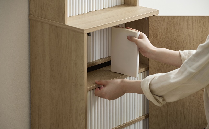 隠せる本棚 HKH-400 ナチュラル/ブラック 本棚 大容量 扉付 幅39.5cm 単行本約200冊 可動棚 棚 グッズ 収納 隠せる収納 本 コミック 漫画 雑誌 絵本 収納棚 漫画棚 コミックラック 文庫本棚 漫画収納 目隠し収納 アイリスオーヤマ HIROBIRO