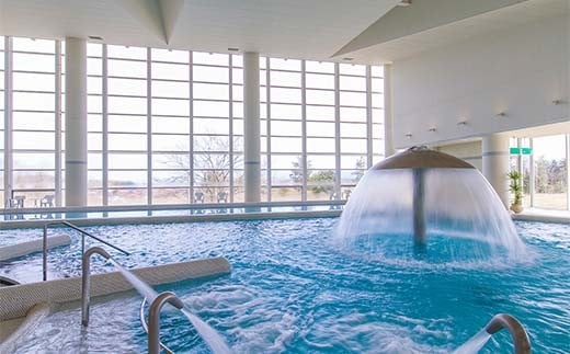 石川県加賀市 ふるさと納税返礼品 ホテルアローレ宿泊＆片山津ゴルフ倶楽部ご利用パック スタンダードツイン平日1泊2日（3名様分）旅行 トラベル 宿泊券 旅行券 トラベル F6P-2901