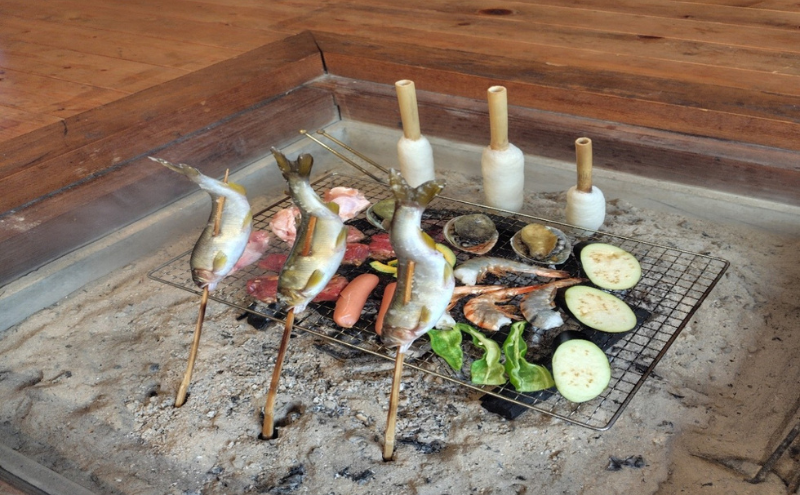 体験型民泊2名 Sコース宿泊券 ドラム缶風呂＆囲炉裏バーベキュー 収穫体験 民俗芸能鑑賞 名所案内 民泊 薪割り 体験 自然 バーベキュー 露天風呂 愛知県 日進市