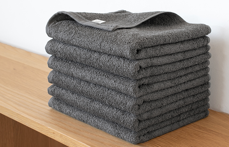 大阪府泉佐野市のふるさと納税 ファミーユ ミニバスタオル 6枚（チャコール） 【フェイスタオル 以上 バスタオル 未満 泉州タオル 吸水 普段使い シンプル 日用品 たおる】 G3522