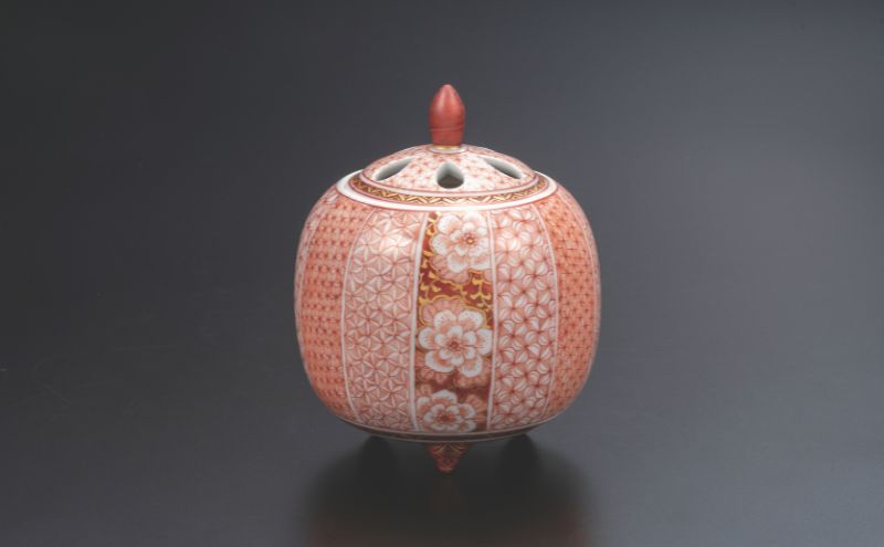 九谷焼 3.5号香炉・赤絵細描咲華文