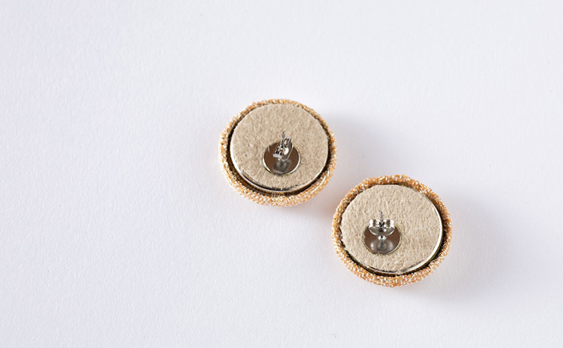 ピアス 希少素材 アバカ織のピアス シルバー アクセサリー ファッション 天然繊維 アバカ 金糸 シンプル 大きめ 普段使い パーティー 光沢 袋井市 静岡県