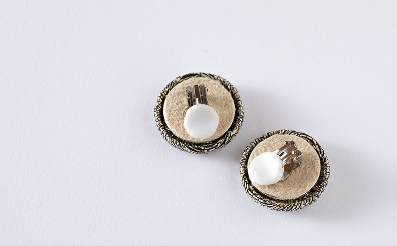 イヤリング 希少素材 アバカ織のイヤリング ブラック/ゴールド アクセサリー ファッション 天然繊維 アバカ 金糸 シンプル 存在感 光沢 袋井市 静岡県