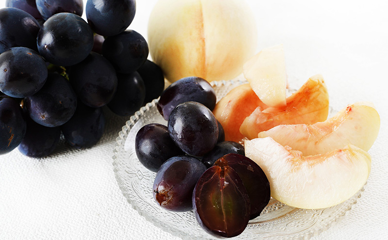 桃 ぶどう 2026年 先行予約 果物詰合せ 白桃 2玉（1玉200g以上） ニュー ピオーネ 2房（合計約940g）化粧箱入り 岡山県産 国産 フルーツ 果物 ギフト  贈り物 セット