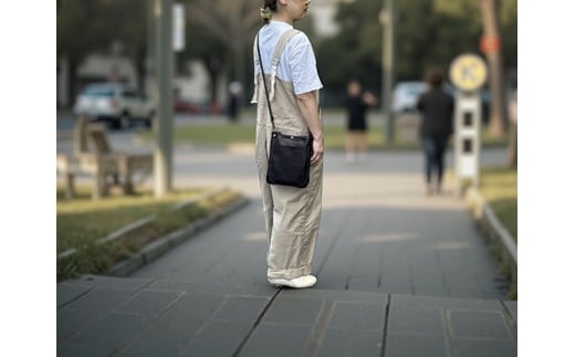 【八幡レザー】サコッシュ（クロ）【DP10W】