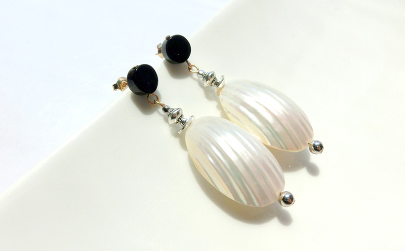 whale ピアス アクセサリー 天然石 1個 [Q]handmadejewely【シルバー ホワイト モノトーン シンプル クール 可愛い ハンドメイド ジュエリー 手作り  職人 上品 華やか ドレス 大人の雰囲気 ギフト プレゼント 母の日 卒業式 ラッピング シェル】