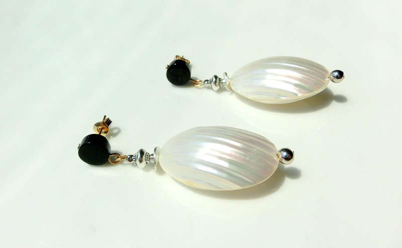 whale ピアス アクセサリー 天然石 1個 [Q]handmadejewely【シルバー ホワイト モノトーン シンプル クール 可愛い ハンドメイド ジュエリー 手作り  職人 上品 華やか ドレス 大人の雰囲気 ギフト プレゼント 母の日 卒業式 ラッピング シェル】