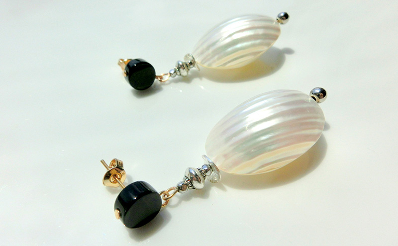 whale ピアス アクセサリー 天然石 1個 【シルバー ホワイト モノトーン シンプル クール 可愛い ハンドメイド 手作り  職人 上品 華やか ドレス 大人の雰囲気 ギフト プレゼント 母の日 卒業式 ラッピング シェル 金属アレルギー】