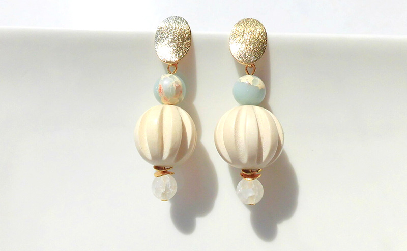 sea ripples ピアス アクセサリー 天然石 1個 【ブルー クリスタル ウッドボール 可愛い ハンドメイド 手作り  職人 上品 華やか ドレス 結婚式 大人の雰囲気 ギフト プレゼント 母の日 入学式 ラッピング シェル 】