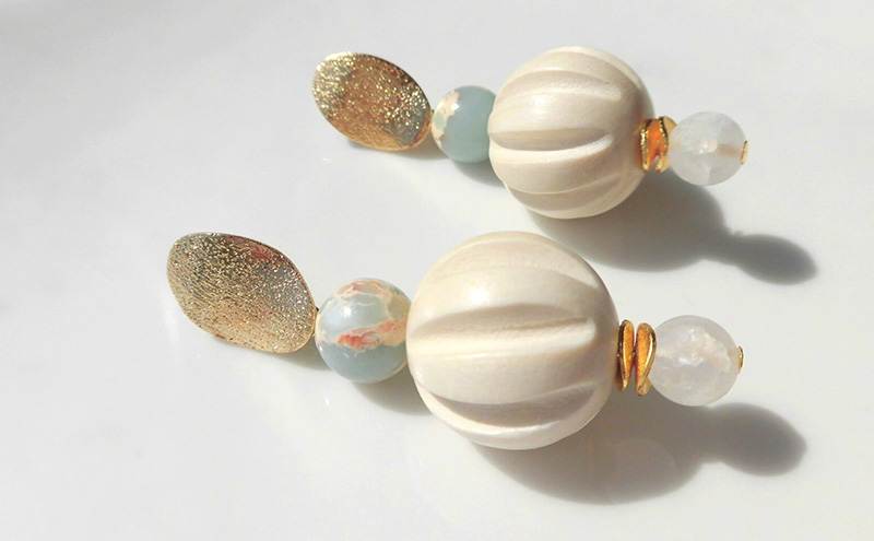 sea ripples ピアス アクセサリー 天然石 1個 【ブルー クリスタル ウッドボール 可愛い ハンドメイド 手作り  職人 上品 華やか ドレス 結婚式 大人の雰囲気 ギフト プレゼント 母の日 入学式 ラッピング シェル 】