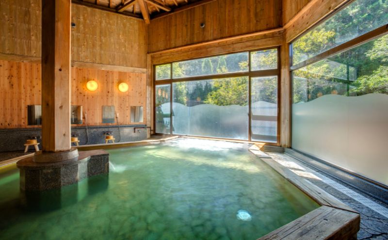 自然に包まれた天然温泉と純和風造りの閑静なたたずまいの一軒宿でリフレッシュ。ペアご宿泊券（赤目四十八滝招待券〈夜間ライトアップも楽しめる2名様分〉付き）