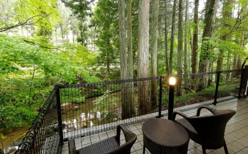 自然に包まれた天然温泉と純和風造りの閑静なたたずまいの一軒宿でリフレッシュ。ペアご宿泊券（赤目四十八滝招待券〈夜間ライトアップも楽しめる2名様分〉付き）