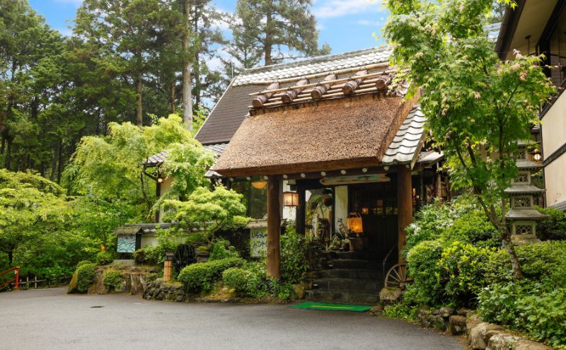 自然に包まれた天然温泉と純和風造りの閑静なたたずまいの一軒宿でいただくペアお食事券（赤目四十八滝招待券 2名様分付き）