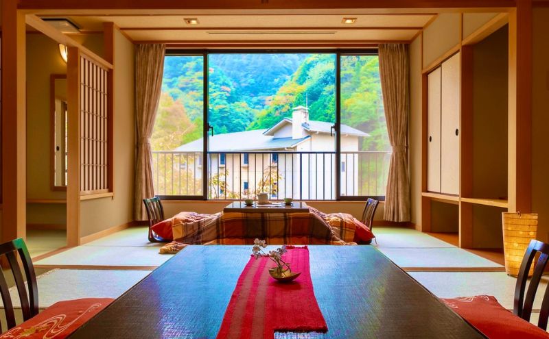 伊賀のかくれ宿 赤目温泉隠れの湯 対泉閣で使える　100,000円分宿泊ギフト券（赤目四十八滝招待券〈夜間ライトアップも楽しめる2名様分〉付き）