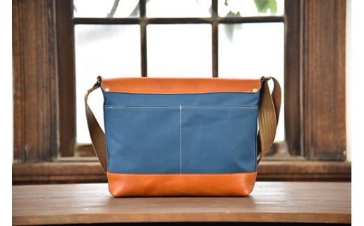 近江牛レザーと地産帆布で作ったショルダーバッグ　びわ湖ブルー　Lサイズ【CC41W】