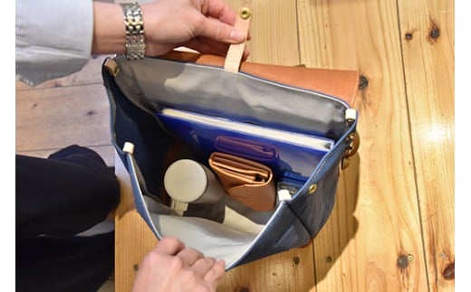 近江牛レザーと地産帆布で作ったフラップ付きリュック　びわ湖ブルー【CC42W】