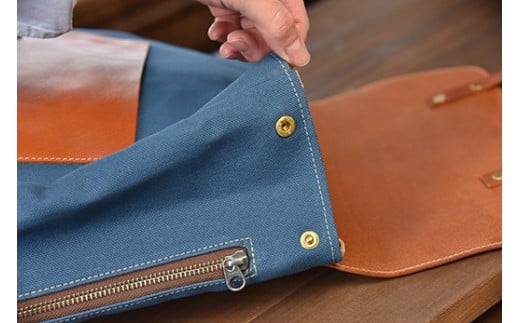 近江牛レザーと地産帆布で作ったフラップ付きリュック　びわ湖ブルー【CC42W】