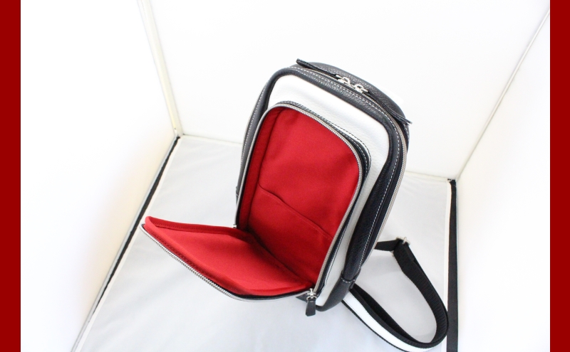 牛革 ボディバック（ホワイト＆ブラック） かばん カバン 鞄 軽量 メッシュ素材 背面メッシュ 縦型 本革 レザー ファッション レジャー ショッピング 旅行 耐久性 スムーズファスナー メンズ レディース ギフト 贈り物 送料無料 北海道 滝川市