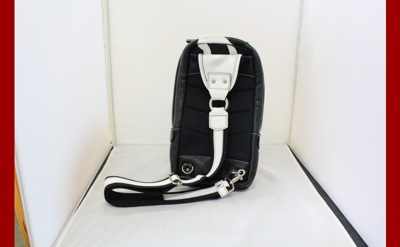 牛革 ボディバック（ホワイト＆ブラック） かばん カバン 鞄 軽量 メッシュ素材 背面メッシュ 縦型 本革 レザー ファッション レジャー ショッピング 旅行 耐久性 スムーズファスナー メンズ レディース ギフト 贈り物 送料無料 北海道 滝川市