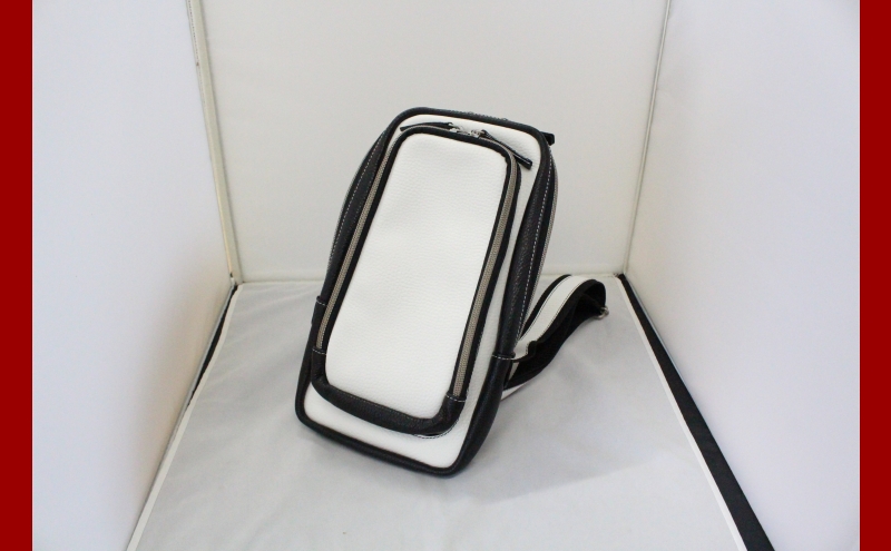 牛革 ボディバック（ホワイト＆ブラック） かばん カバン 鞄 軽量 メッシュ素材 背面メッシュ 縦型 本革 レザー ファッション レジャー ショッピング 旅行 耐久性 スムーズファスナー メンズ レディース ギフト 贈り物 送料無料 北海道 滝川市