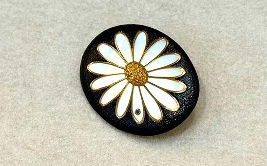 デイジー蒔絵白蝶貝ブローチ（黒） 伝統工芸 工芸品 国産 日本製 F6P-3124