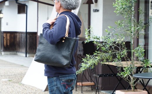 ハンドメイド　レザートートバッグ・名入れ可能　ブラック【CC12W】