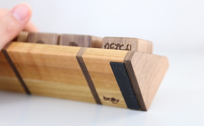 岡山県赤磐市のふるさと納税 bolly木工房 木 の サイコロ型 万年カレンダー （ウォールナット/ひらがな） カレンダー 木製 インテリア 雑貨 日用品