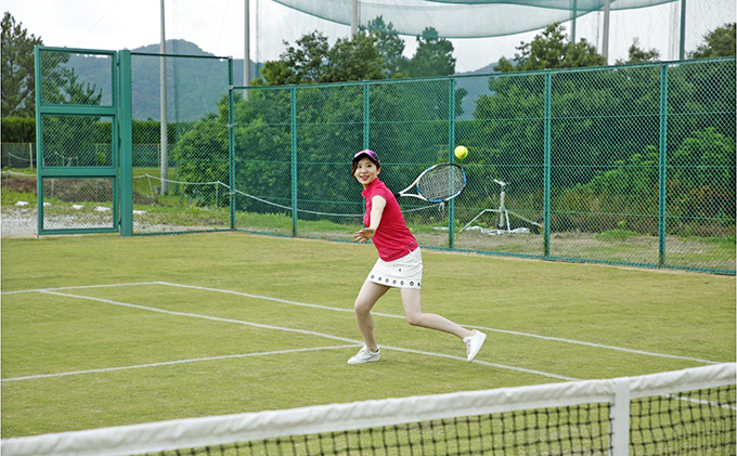【関西唯一】天然芝テニスコート（1時間）利用券＋テニスボールプレゼント チケット 入場券 優待券 