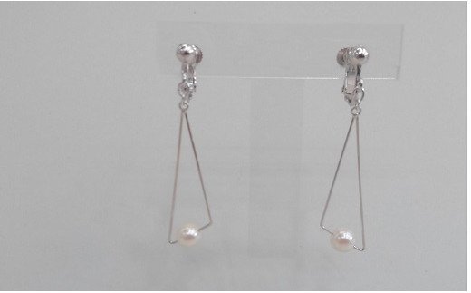 J-83伊勢志摩あこや本真珠イヤリング(トライアングル)