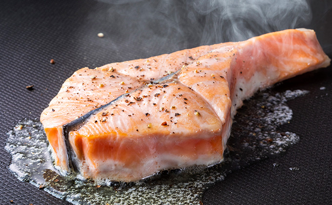 北海道枝幸町のふるさと納税 北隆丸 新巻めじか鮭〈姿〉約1.6kg【 枝幸産 魚貝類 サーモン 鮭 北海道 オホーツク 枝幸 】