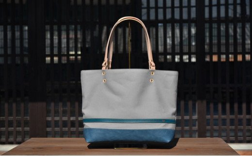 岡喜近江牛レザーと帆布のトートバッグ　グレー（琵琶湖ブルー）【Lサイズ】【CC17W】