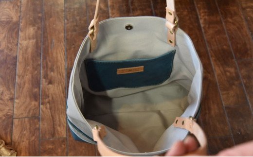 岡喜近江牛レザーと帆布のトートバッグ　グレー（琵琶湖ブルー）【Lサイズ】【CC17W】