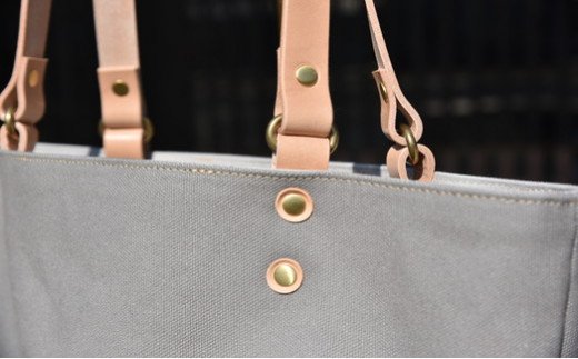 岡喜近江牛レザーと帆布のトートバッグ　グレー（琵琶湖ブルー）【Lサイズ】【CC17W】