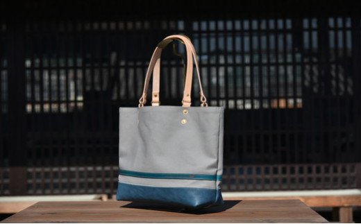 岡喜近江牛レザーと帆布のトートバッグ　グレー（琵琶湖ブルー）【Lサイズ】【CC17W】