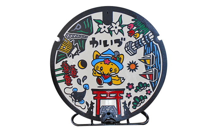 【岐阜県海津市】カラーマンホール鉄蓋「かいづっち」(展示スタンド付) 雑貨 日用品