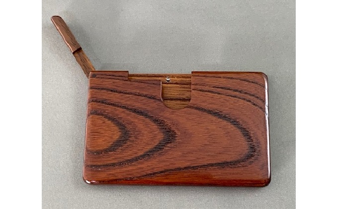 木 の 名刺入れ (漆塗り／ケヤキ） bolly木工房 木材 ビジネスシーン 工芸品 雑貨 日用品 文房具 ファッション小物 木の名刺入れ 