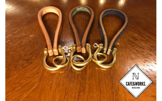 11-151 【年内配送12月15日入金まで】レザークラフト：真鍮シャックル本革レザーキーホルダー（ナチュラル） within2025