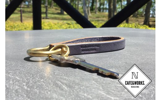 11-152 【年内配送12月15日入金まで】レザークラフト：真鍮シャックル本革レザーキーホルダー（チャコール） within2025