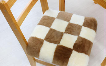 奈良 (株)マスダ製 ムートン座布団 4枚組 チェック柄 ブラウン 40cm×40cm／ ムートン 羊毛皮 羊毛 スプリングラム 100％使用 座布団 ラグ インテリア オールシーズン 通年 贈り物 プレゼント 誕生日 記念日 株式会社マスダ 奈良県 宇陀市 ふるさと納税