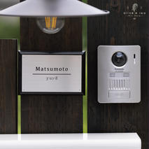 ステンレス＆ウッド表札004（10cm×15cm）〈表札 ステンレス 天然木 プレート表札 オーダーメイド表札 アンティーク表札 おしゃれ 戸建 マンション 新築 引っ越し〉 玄関 名前 番地 ハンドメイド 彫刻 クール 耐久性 モダン デザイン 