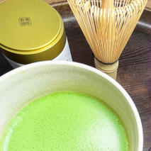 日本茶鑑定士監修の宇治抹茶（40g缶入り）と白ティーカップ〈お茶 茶 煎茶 緑茶 粉末 宇治抹茶 抹茶 ティーカップ 石臼挽き 飲料 加工食品 ハンドメイド 日本茶鑑定士〉 